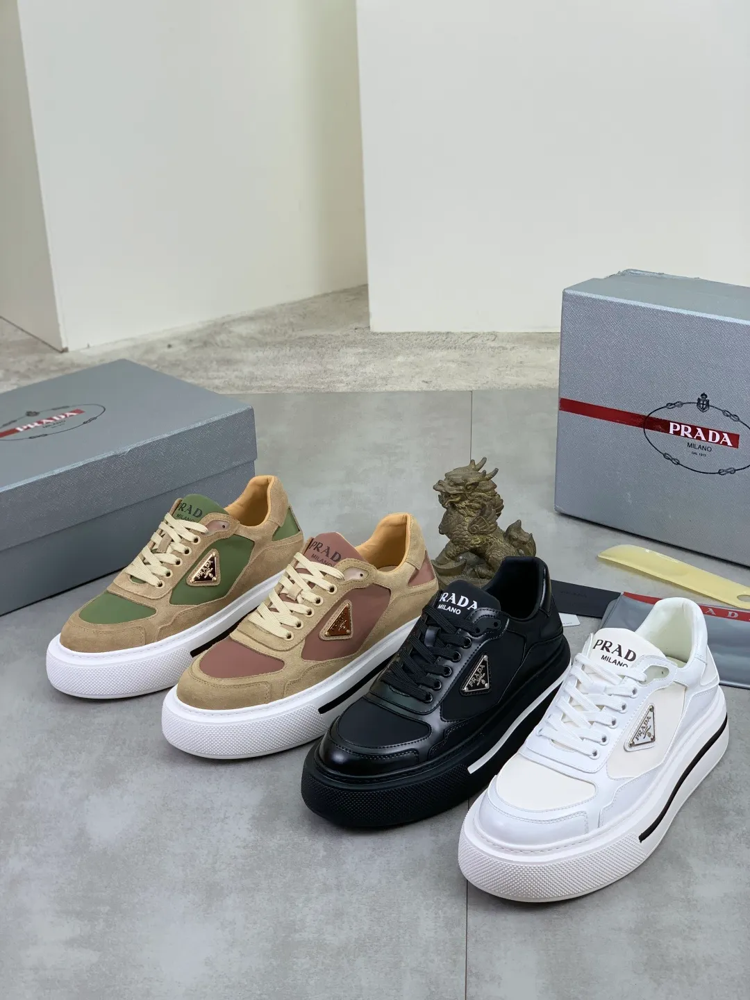 Men's shoes 💰P560💰 [New model] High version official website popular model is on the market, 🆘 Trendy brand (Prada) mainly promotes popular model, avant-garde and versatile fashionable men's shoes private version mold opening, cowhide surface splicing 1:1.. Stylish and simple, original imported cowhide lining cowhide feet; the atmosphere and personality are more fashionable, eye-catching and pursuing class. It will subvert the old idea and be a must-have for fashion trendsetters with you! Must keep it for yourself! Tall and comfortable, large and low, high-end quality workmanship. Size: 38-45; multiple colors available.